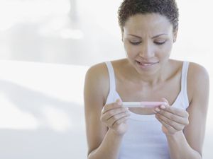 妇女阅读怀孕测试结果华体会体育官方人口