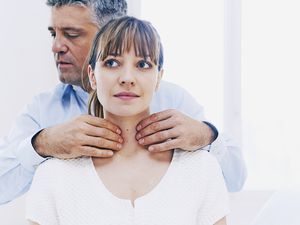 医生检查患者甲状腺