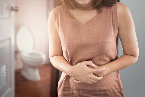 孕妇在浴室外出现胃部不适
