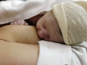 分娩后在医院哺乳新生儿
