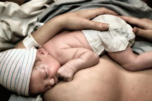 新生儿母乳喂养在宽松的护理位置