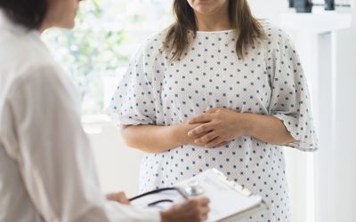 一个穿着病号服的女人在和医生说话