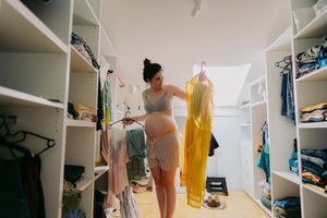 孕妇在衣橱里翻看自己的衣服