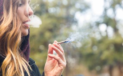 抽大麻的女人