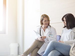 医生和病人在诊所大厅查看病历