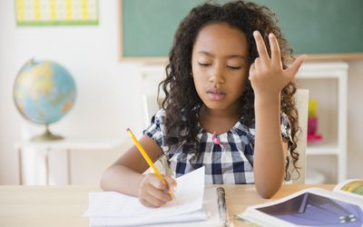 混血学生在教室里用手指数数