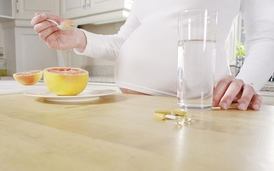 孕妇吃葡萄柚。