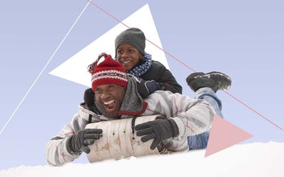 雪地里，一个男人和一个孩子坐在雪橇上