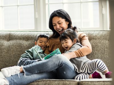 妈妈在沙发上给孩子们读书