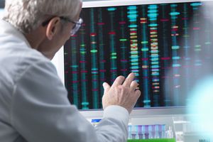 科学家在实验室的电脑屏幕上比较DNA结果