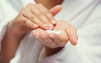手里拿着保湿霜的女人