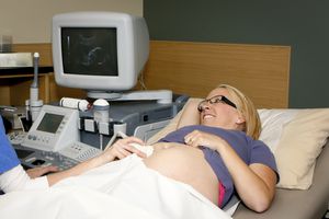 孕妇接受超声检查