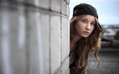 在拐角处偷看的女孩