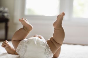 混血女婴躺在地板上