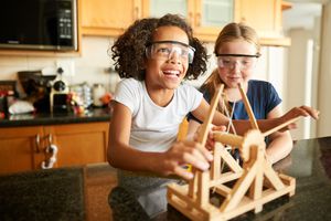 女孩们玩科学工具包