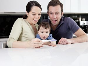 惊讶的一家人在看验孕棒华体会体育官方人口