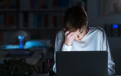 在电脑上心烦意乱的妈妈