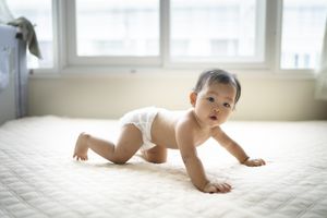 孩子crawling on a bed