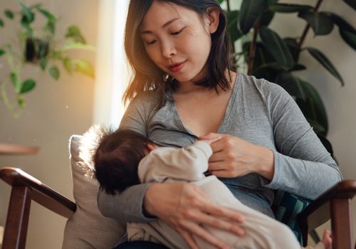 母亲在家给婴儿喂奶