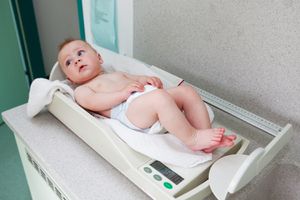 儿科医生给女婴称重
