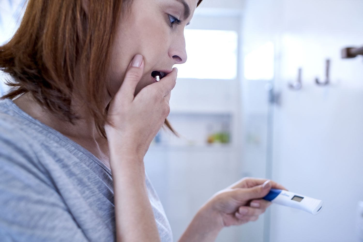 害怕的女人看着验孕棒华体会体育官方人口