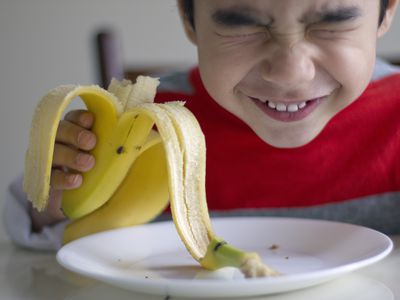 男孩eating banana