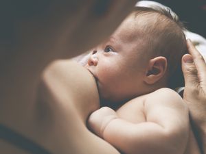 母亲哺乳婴儿