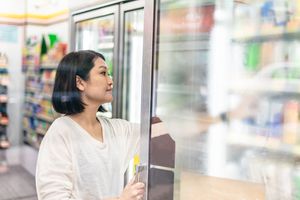 在超市买能量饮料的女人