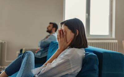 年轻夫妇在是否要孩子的问题上意见不合