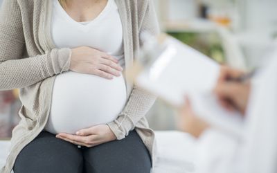 孕妇在医生办公室