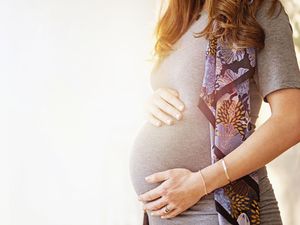 孕妇把手放在肚子上