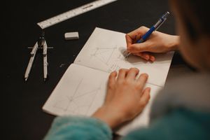 青少年在笔记本上做数学题