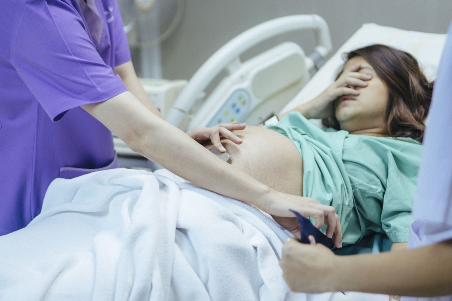 Doctor examining the belly of a pregnant woman