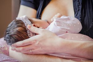 父母用母乳喂养婴儿