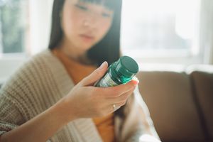 服用维生素的女人