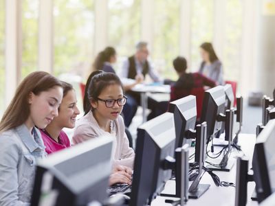 女学生在图书馆学习电脑