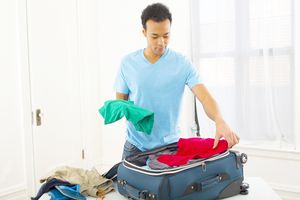 混血儿正在收拾行李箱