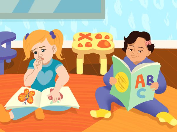 在学校或日托所，一个拿着书的孩子在另一个拿着书的孩子旁边吮吸拇指。(如何让你的孩子停止吮吸拇指)