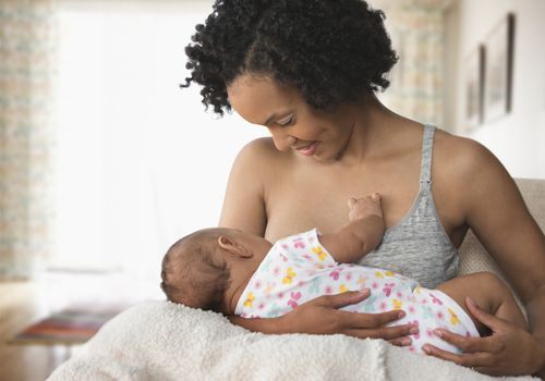 母乳喂养的妈妈需要更多的水。