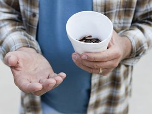 男人乞求改变
