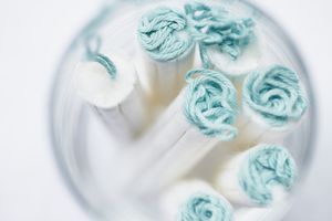 玻璃里的卫生棉条特写