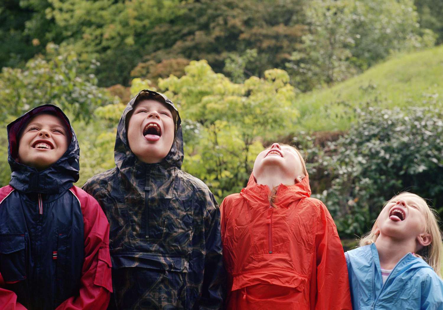 孩子们在雨中玩耍