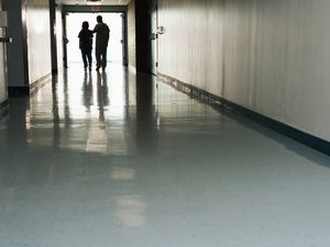 两个人站在医院走廊的尽头