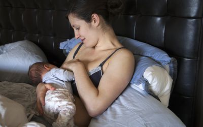 母亲正在哺乳女儿