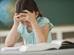 女学生(8-9岁)在读书