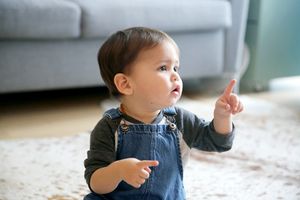 穿着工作服的小男孩指着我。