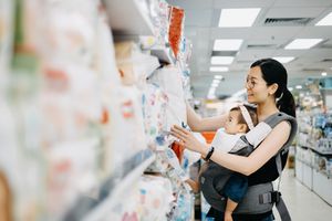 一个女人带着她的孩子去买尿布