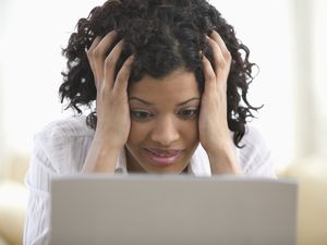 妇女在她的电脑上查找怀孕信息华体会体育官方人口