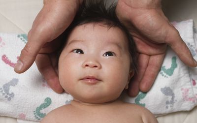 新生儿在某人手中