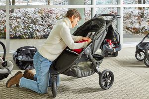 育儿editor testing Britax stroller in the Verywell Family testing lab